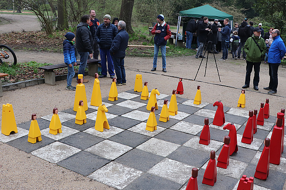 Schachspiel_Stadtpark_Eröffnung.jpg