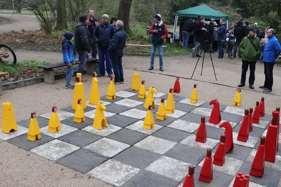 Schachspiel_Stadtpark_Eröffnung.jpg