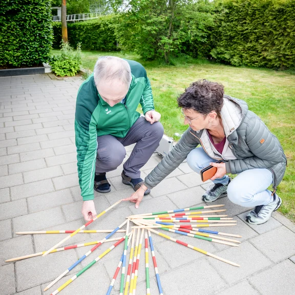 zwei Menschen sprechen und spielen miteinander