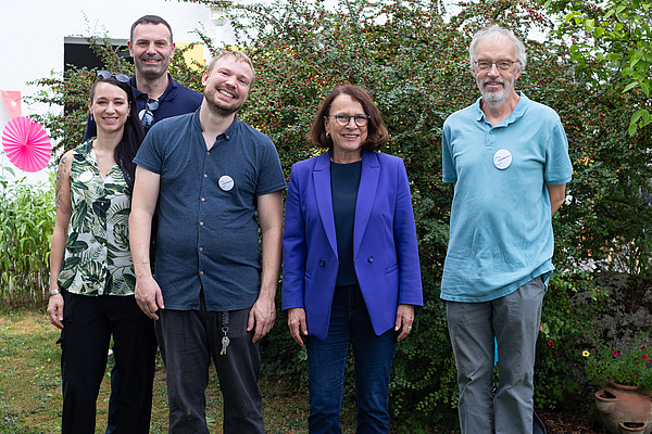 Von links nach rechts: Veronika Brandl (Leitung Ambulant), Christopher Bernsdorf (Projektleiter), Philipp Reichert (Leitung Haus am Regen), Oberbürgermeisterin Gertrud Maltz-Schwarzfischer, Peter Weiß (Leiter Fachbereich Soziotherapeutische Einrichtungen)