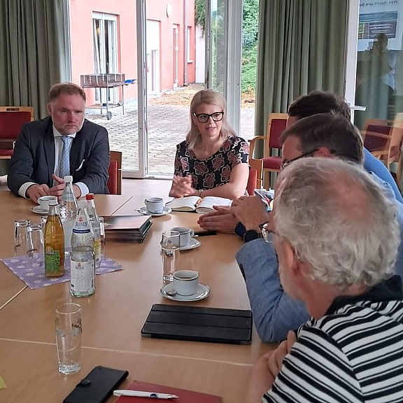 Frau Staatssekretärin Katrin Staffler und Bundestagsabgeordneten Peter Aumer im Dialog mit Sozialteam