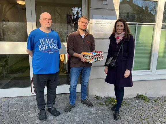 Spendenübergabe_Ostereier_Sozialteam_quer.jpg  