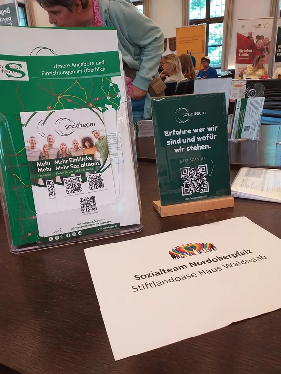 Verschiedene Broschüren und Tischaufsteller von Sozialteam