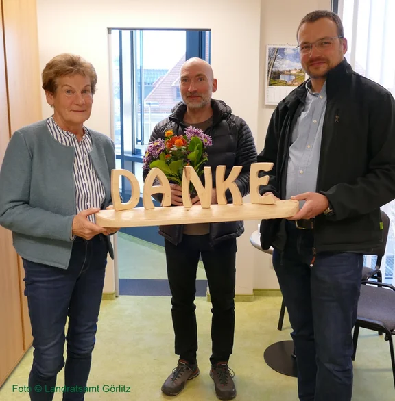 Übergabe_Dankeschön_Frau_Weber___Landratsamt_Görlitz_.jpg  