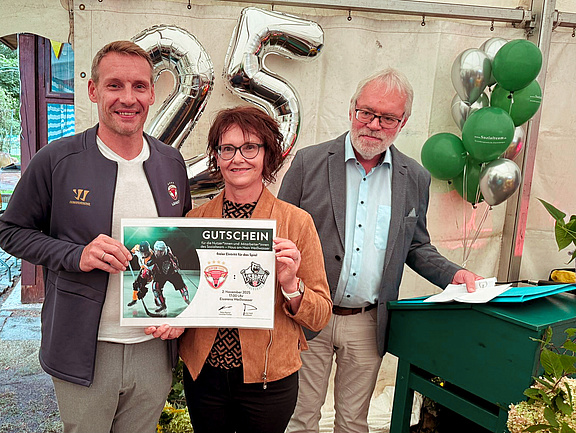 Heiko Rauhhut (Lausitzer Füchse), Kerstin Panoscha (Leitung Haus am Hain), Martin Weiß (Geschäftsführer Sozialteam) WSW_LausitzerFüchse1.jpg