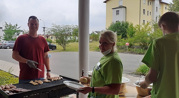Johannes Grossmann am Grill bei Sozialteam