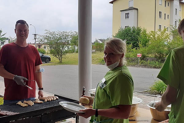 Johannes Grossmann am Grill bei Sozialteam